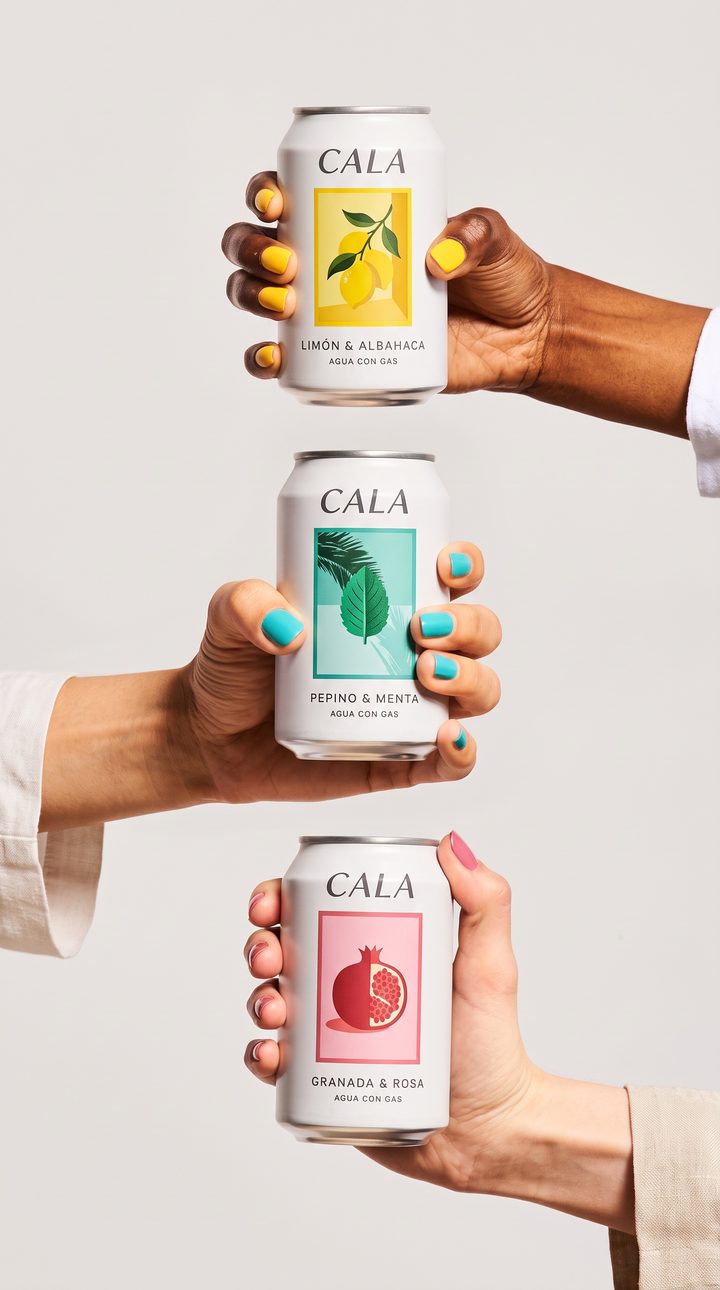 Anuncio para CALA: tres manos sostienen tres latas